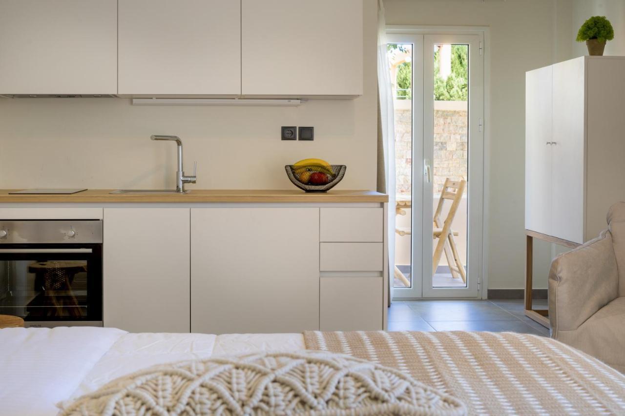 קאטו דרטסו S U E N O - Studios And Apartments, With Shared Pool מראה חיצוני תמונה